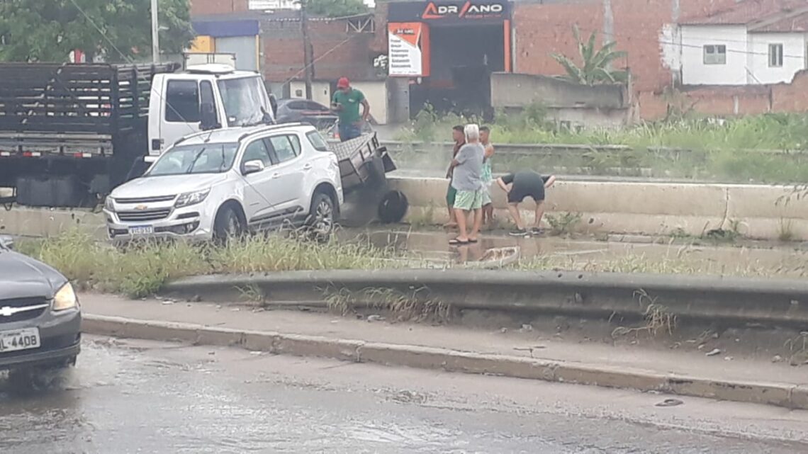 Caminhão fica atravessado na BR 232 após colisão envolvendo SUV Caminhão fica atravessado na BR 232 após colisão envolvendo SUV