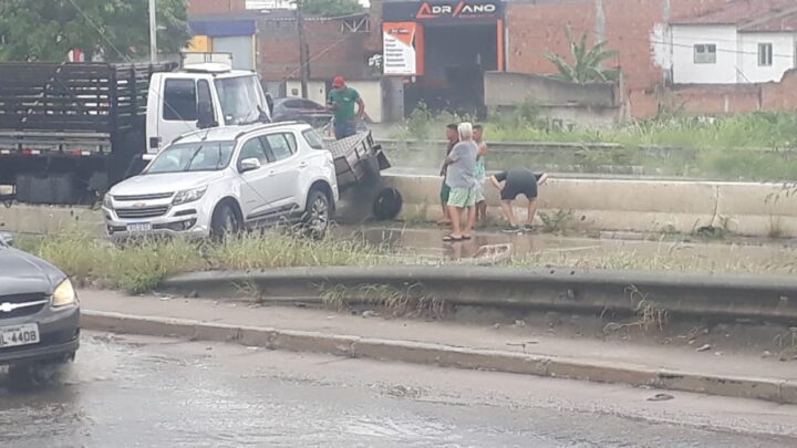 Caminhão fica atravessado na BR 232 após colisão envolvendo SUV