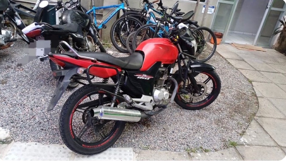 Polícia persegue individuos em 10 motos sem as placas e prende um suspeito