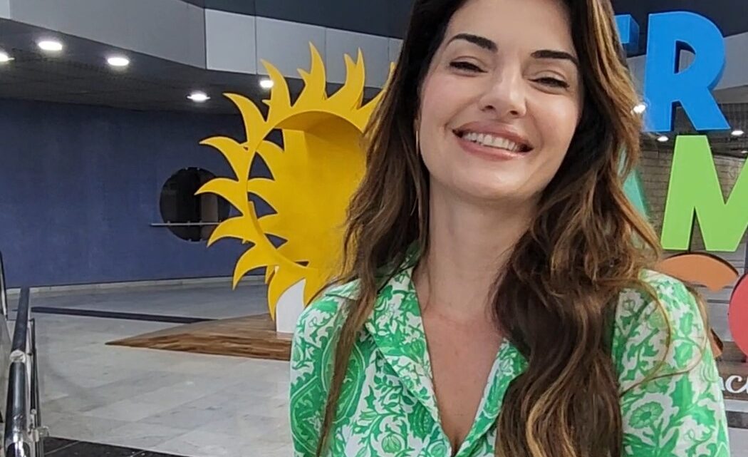 Atriz Mayana Neiva chega para os ensaios da Paixão de Cristo de Nova Jerusalém