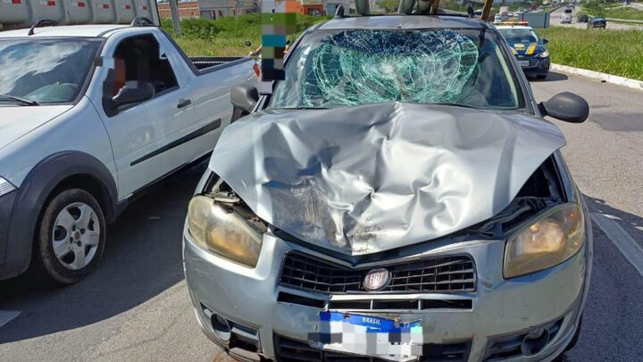 Duas pessoas feridas após colisão envolvendo carro e moto na BR 104