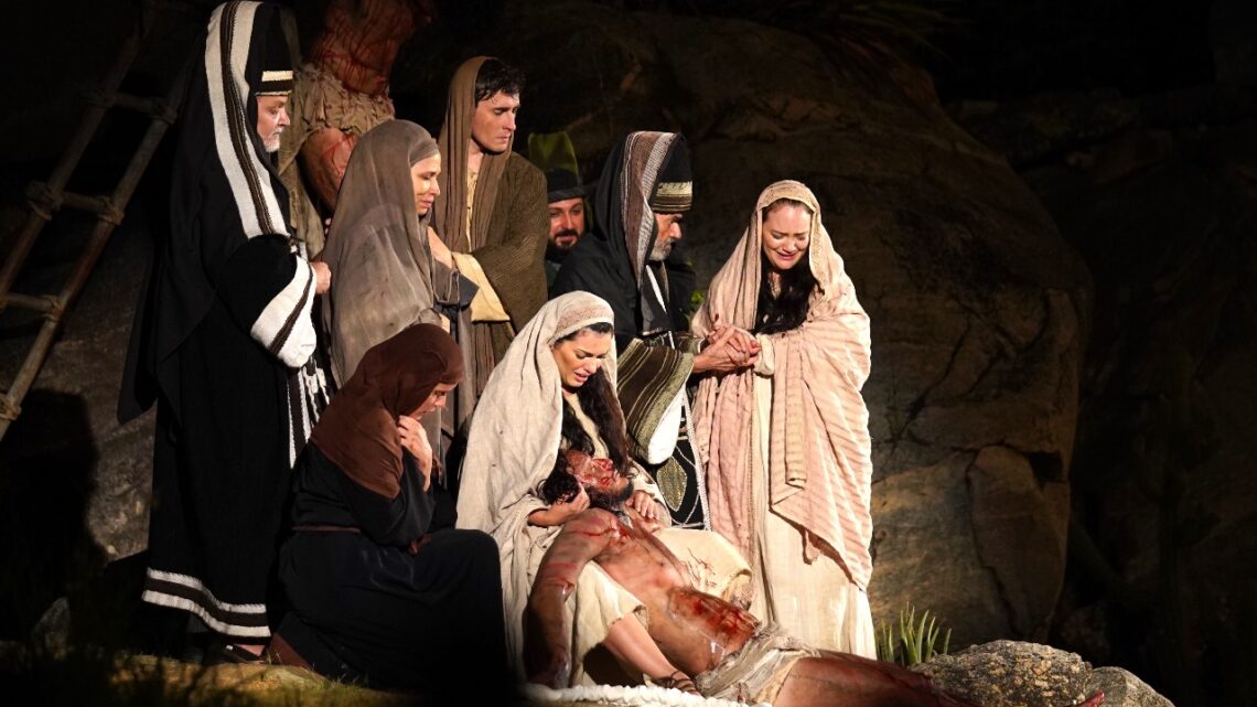 Estreia da Paixão de Cristo de Nova Jerusalém tem público de 11 mil pessoas Estreia da Paixão de Cristo de Nova Jerusalém tem público de 11 mil pessoas