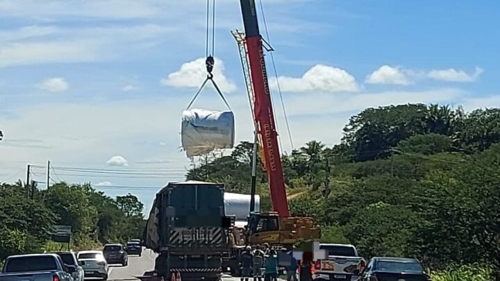 Carreta tomba na BR 232 e causa congestionamento de 10 quilômetros