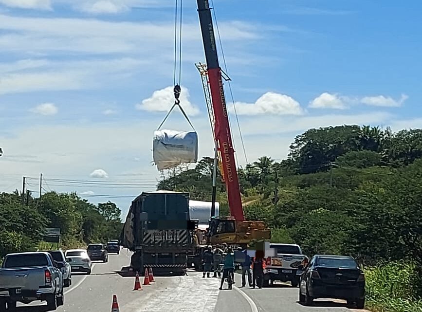 Carreta tomba na BR 232 e causa congestionamento de 10 quilômetros