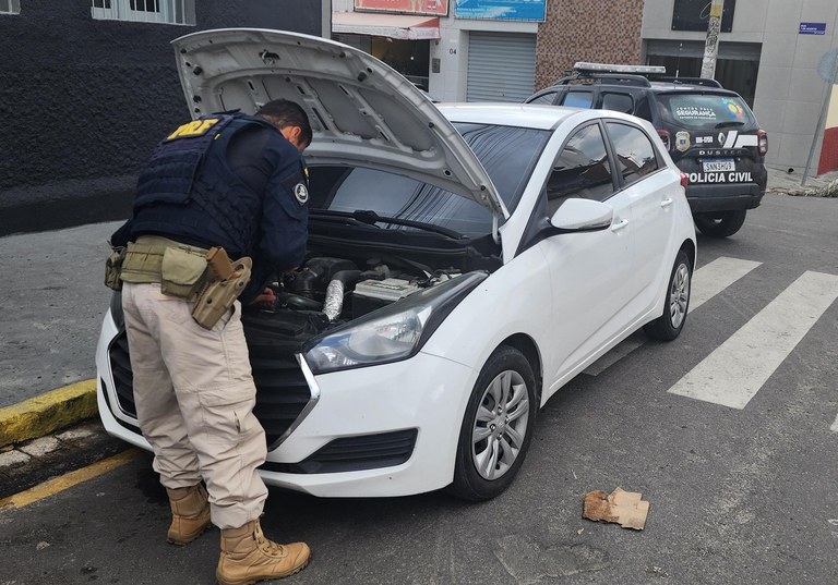 Homem compra carro roubado em feirão de Caruaru e é detido pela PRF Homem compra carro roubado em feirão de Caruaru e é detido pela PRF