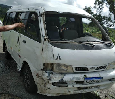 Tentativa de assalto causa tombamento de Van e morte na BR 104 Tentativa de assalto causa tombamento de Van e morte na BR 104