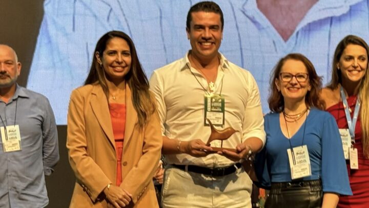 Rodrigo Pinheiro recebe prêmios do Sebrae em reconhecimento a projetos de sua gestão