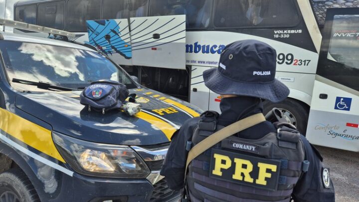 PRF apreende adolescente que transportava cocaína em ônibus