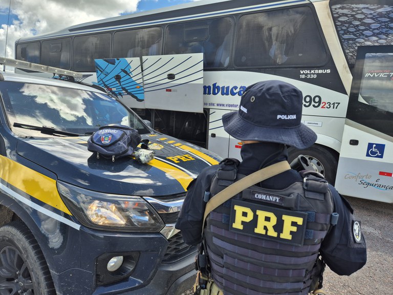 PRF apreende adolescente que transportava cocaína em ônibus