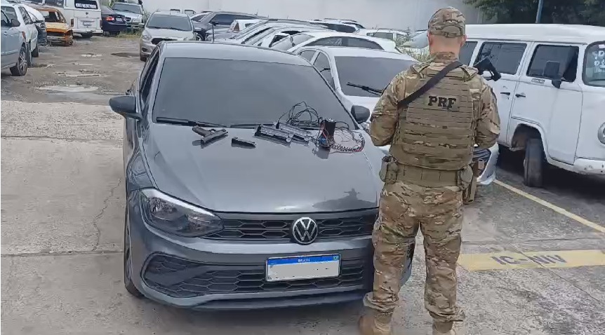 Após colidir com viatura, motorista é detido pela PRF com carro roubado e pistola
