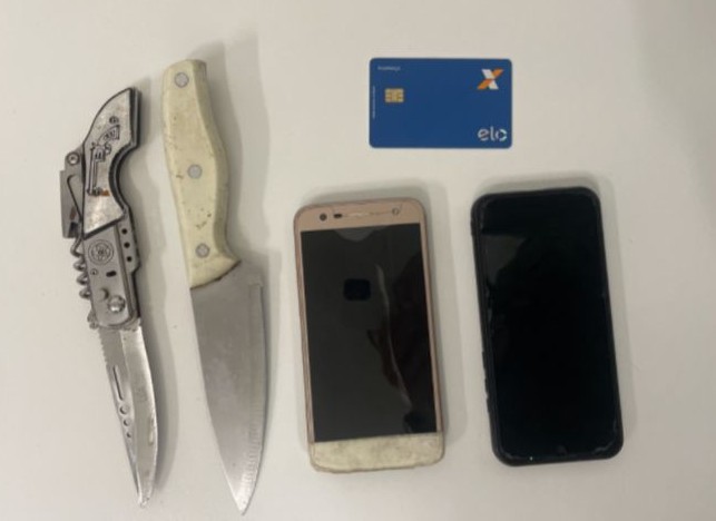 Ladrões são presos dentro de ônibus após roubo de celular de passageiro Ladrões são presos dentro de ônibus após roubo de celular de passageiro