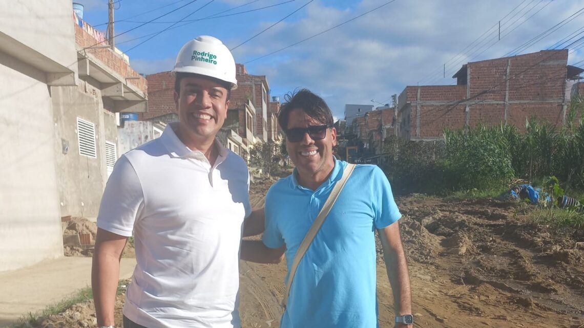 Com Júnior Letal, prefeito Rodrigo Pinheiro visita obras e unidade de saúde no Encanto da Serra