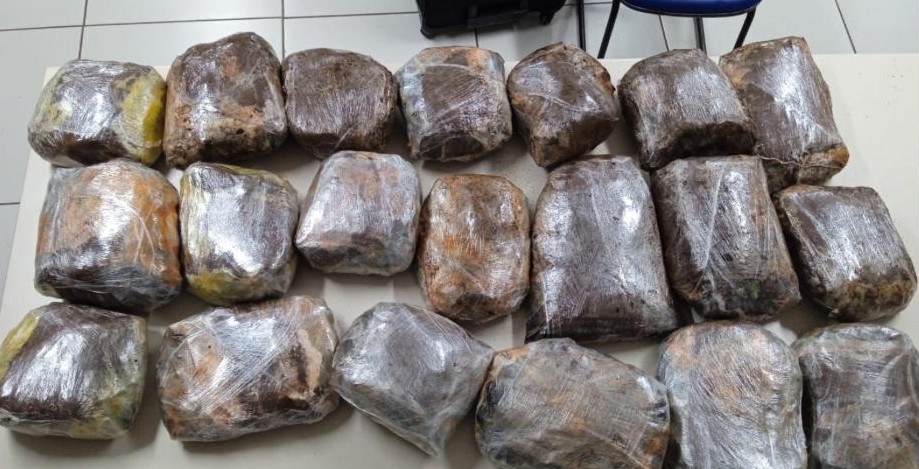 Casal é preso com grande quantidade de droga Casal é preso com grande quantidade de droga