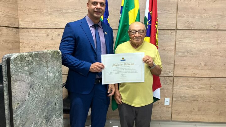 Anderson Correia homenageia tradicional Café Guarani na Câmara de Caruaru