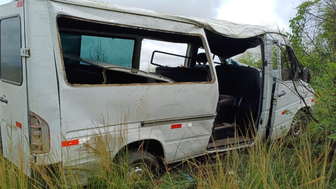 Van com 15 pessoas capota na BR 232 e deixa vários feridos