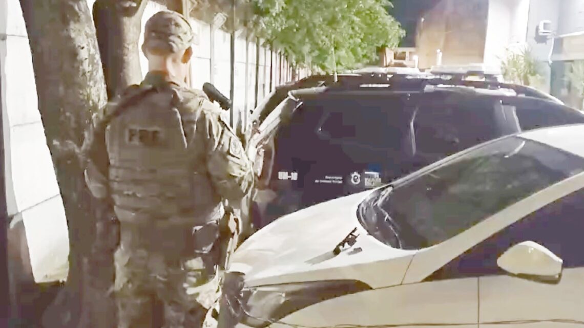 Após tentativa de fuga carro roubado e arma são apreendidos pela PRF Após tentativa de fuga carro roubado e arma são apreendidos pela PRF