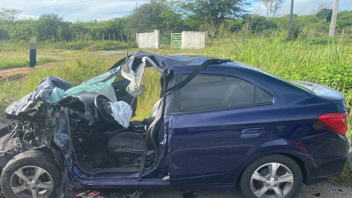 Mulher morre e marido fica ferido após colisão frontal entre caminhão e carro na BR 232