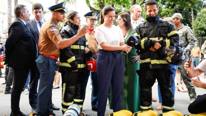 Com investimento de R$ 9,3 milhões, governadora Raquel Lyra entrega novas viaturas e equipamentos para o Corpo de Bombeiros