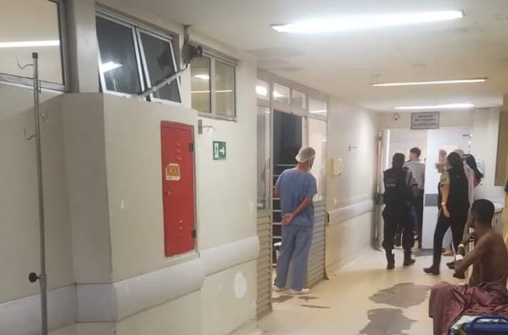 Paciente rouba arma, mata vigilante dentro de hospital, e é morto ao tentar fugir