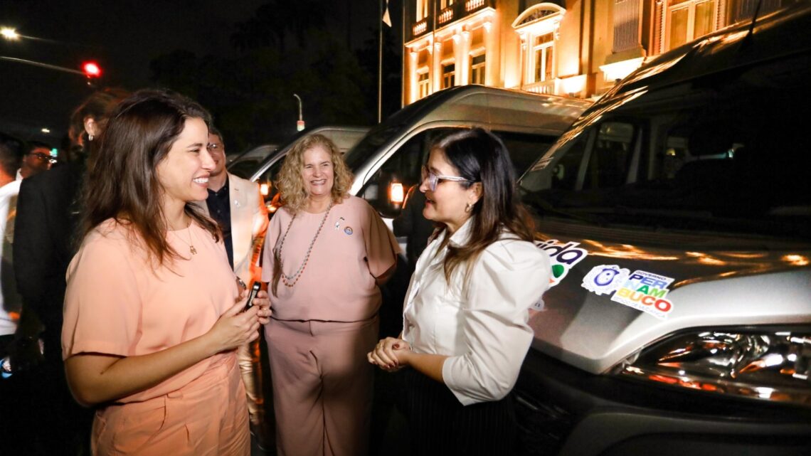 Cuida PE: governadora Raquel Lyra entrega 24 vans para transporte de pacientes que precisam de cirurgias eletivas no Estado