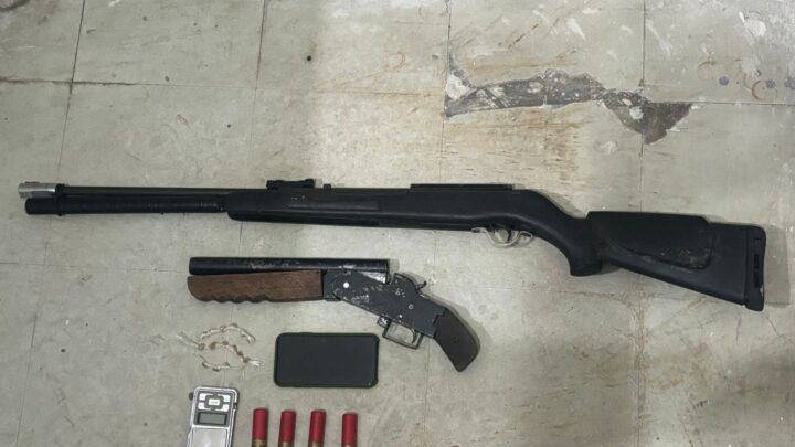 Dupla é capturada com rifle, crack e balança de previsão