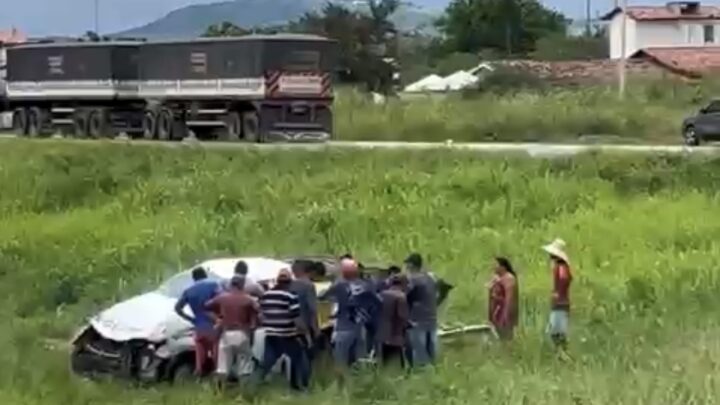 Viatura da PM capota e vai parar no canteiro central da BR 232