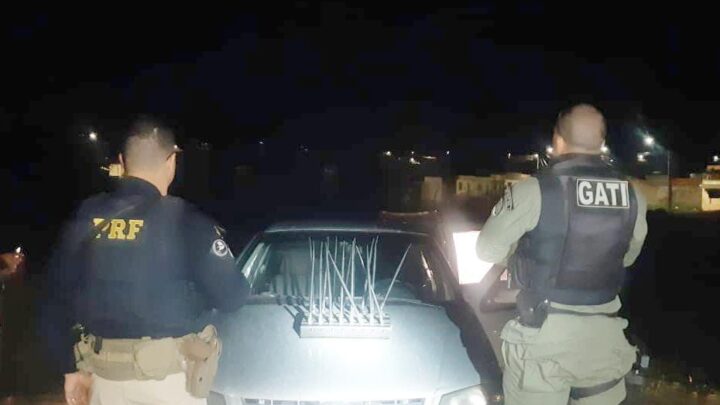 Carro roubado e aparelho que bloqueia rastreador são apreendidos
