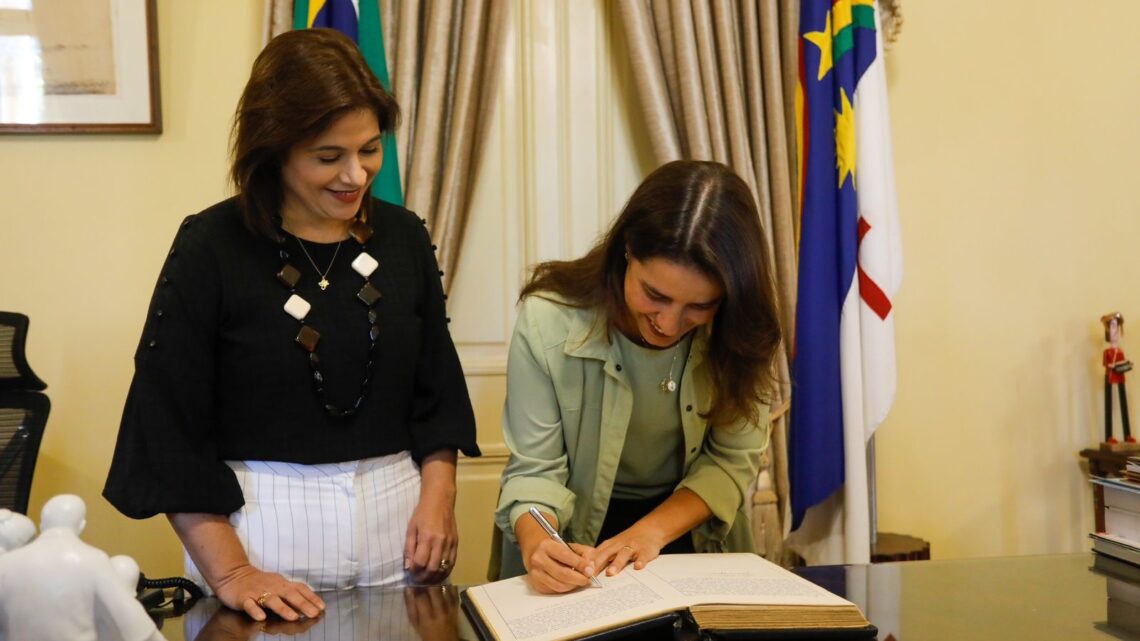 Governadora Raquel Lyra transmite cargo à vice-governadora Priscila Krause para cumprir agenda em Boston, na Brazil Conference 2024 Governadora Raquel Lyra transmite cargo à vice-governadora Priscila Krause para cumprir agenda em Boston, na Brazil Conference 2024