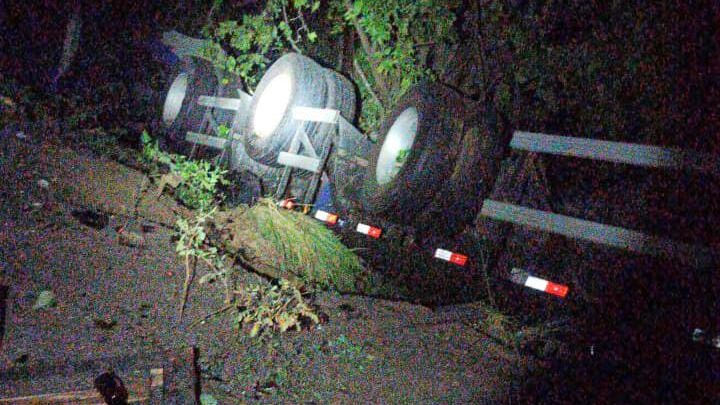 Motorista morre após caminhão capotar na BR 232