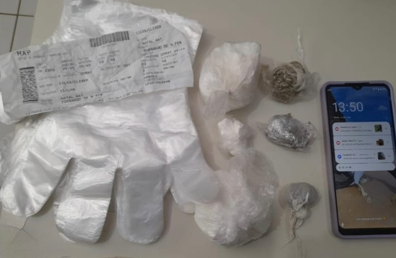 Homem é preso com cocaína e Skank ao desembarcar de avião