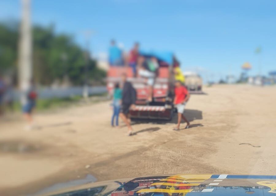 PRF flagra 30 pessoas em caçamba de caminhão e motorista é autuado PRF flagra 30 pessoas em caçamba de caminhão e motorista é autuado
