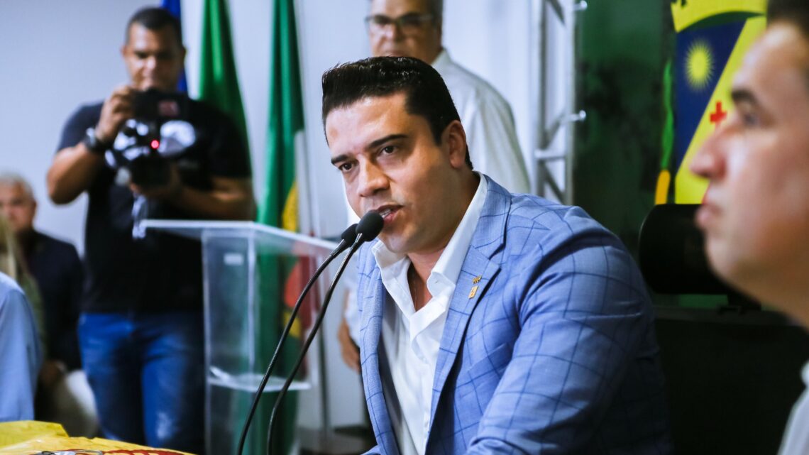 Prefeito Rodrigo Pinheiro cria programa “Feito em Casa” para que fardamentos escolares municipais sejam feitos na cidade