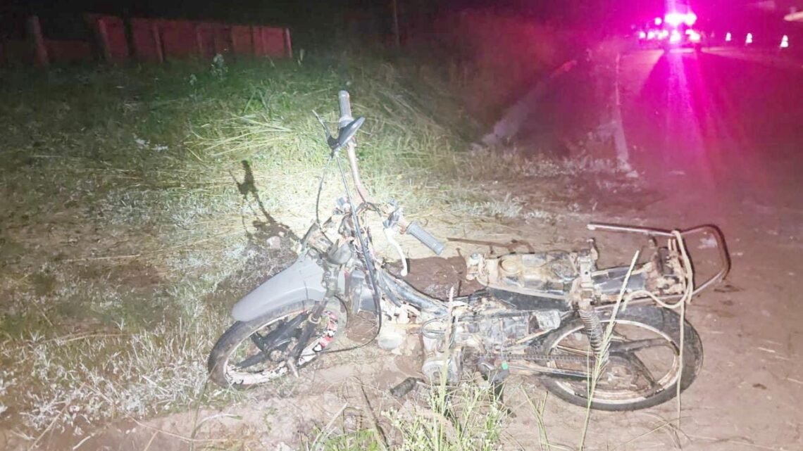 Pai morre e filho fica ferido após cinquentinha colidir em placa Pai morre e filho fica ferido após cinquentinha colidir em placa