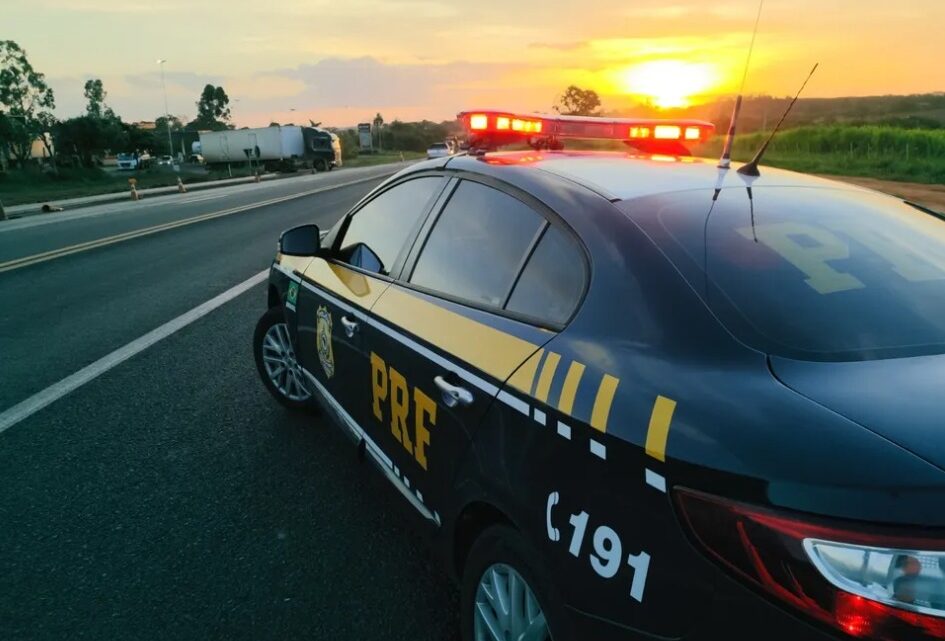 Motorista inabilitado apresenta identidade falsa à PRF e é detido Motorista inabilitado apresenta identidade falsa à PRF e é detido