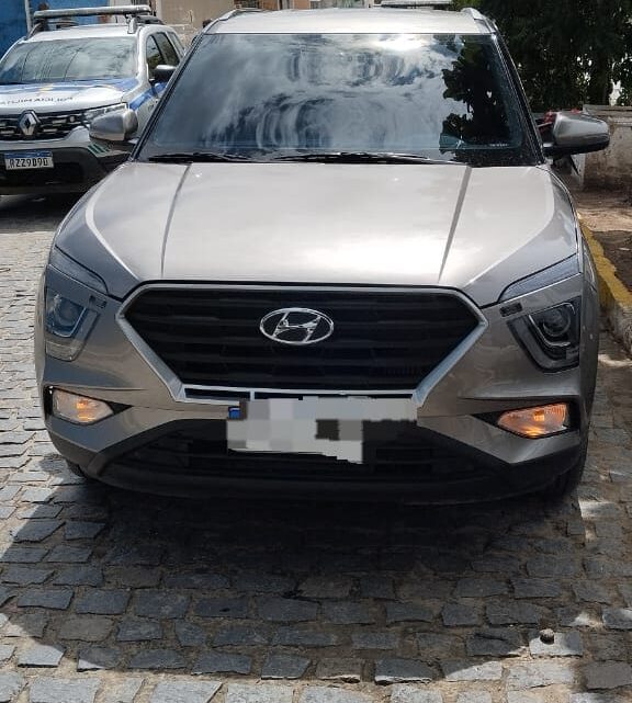 Suspeito é detido por receptação de veículo roubado e posse ilegal de arma de fogo em Agrestina Suspeito é detido por receptação de veículo roubado e posse ilegal de arma de fogo em Agrestina