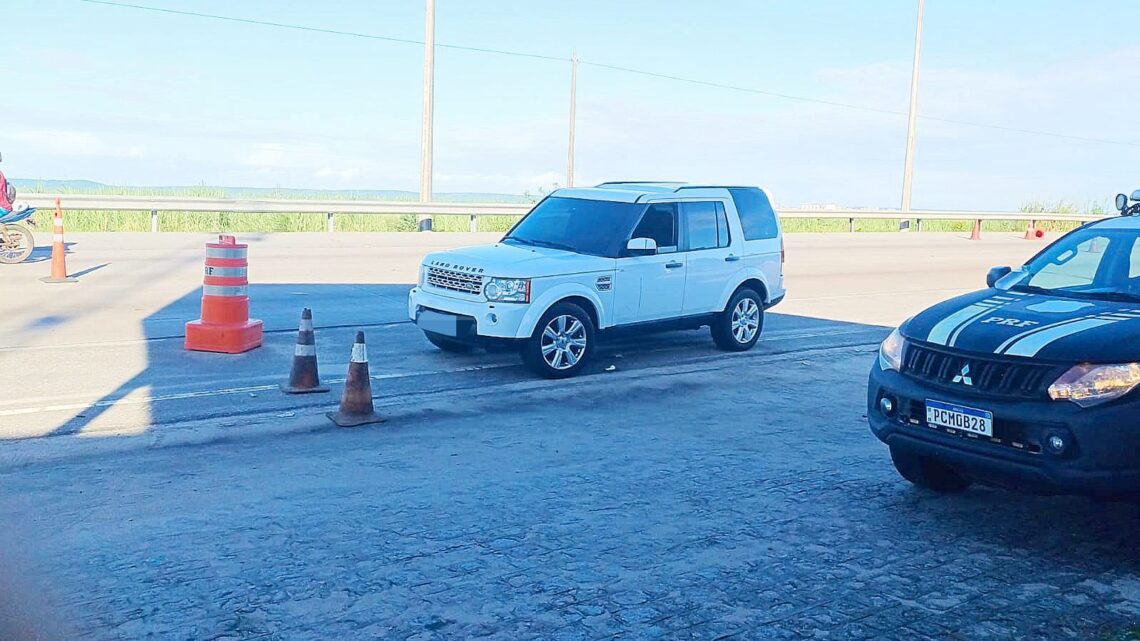 PRF detém casal em carro de luxo blindado com licenciamento atrasado e apreende drogas PRF detém casal em carro de luxo blindado com licenciamento atrasado e apreende drogas