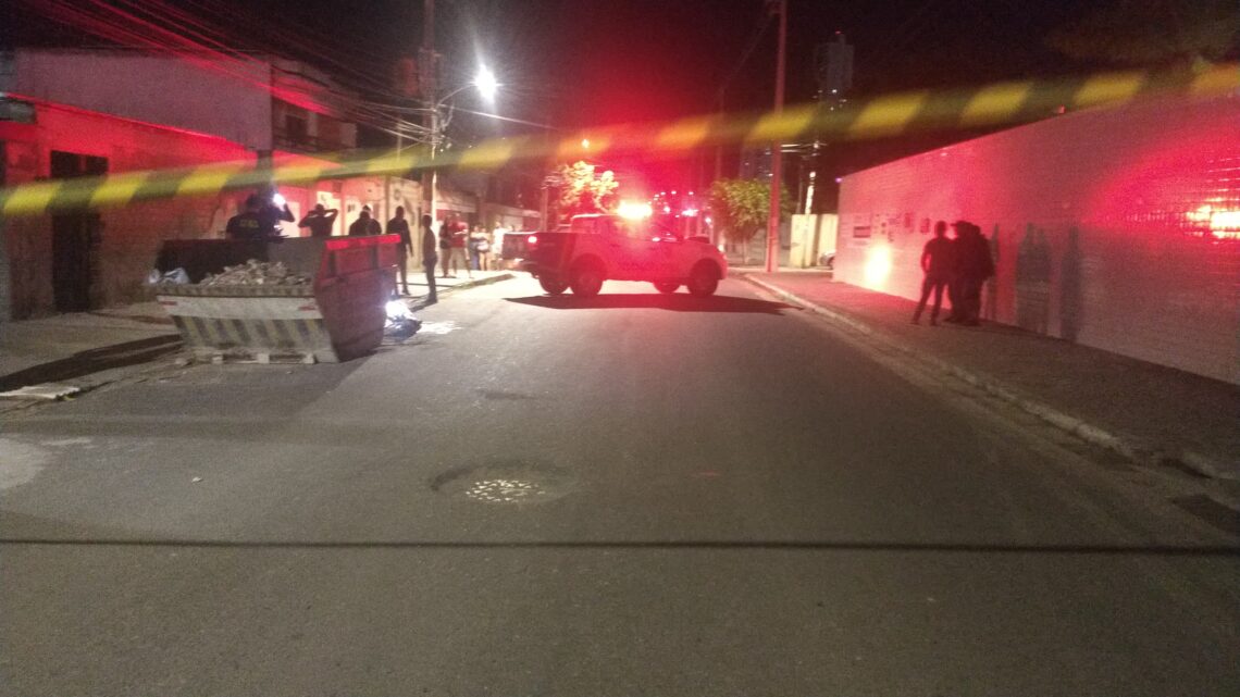 Acusado de arrombar residências morre baleado ao invadir casa de policial em Caruaru Acusado de arrombar residências morre baleado ao invadir casa de policial em Caruaru