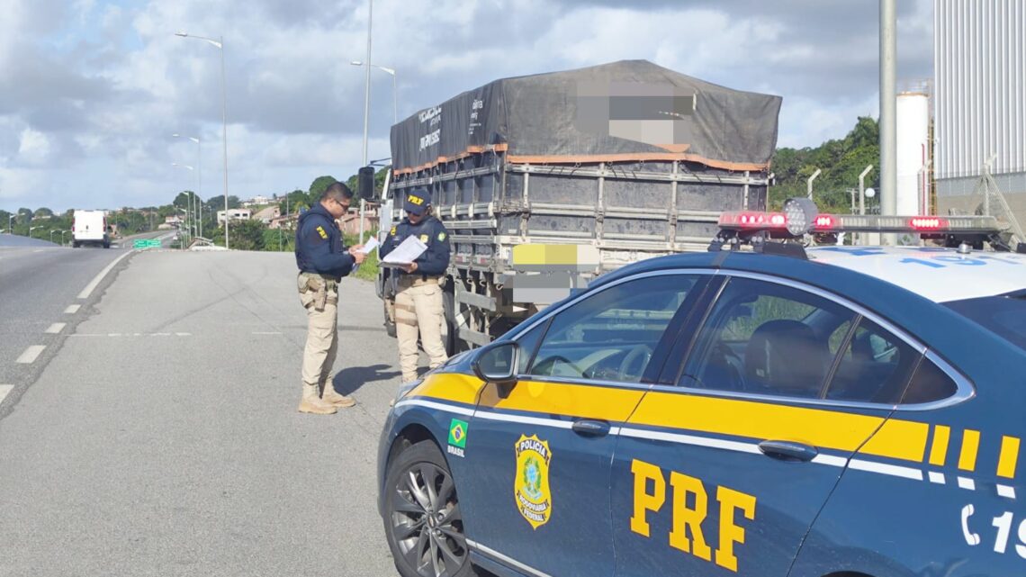 PRF recupera caminhão carregado com alimentos, logo após o roubo PRF recupera caminhão carregado com alimentos, logo após o roubo