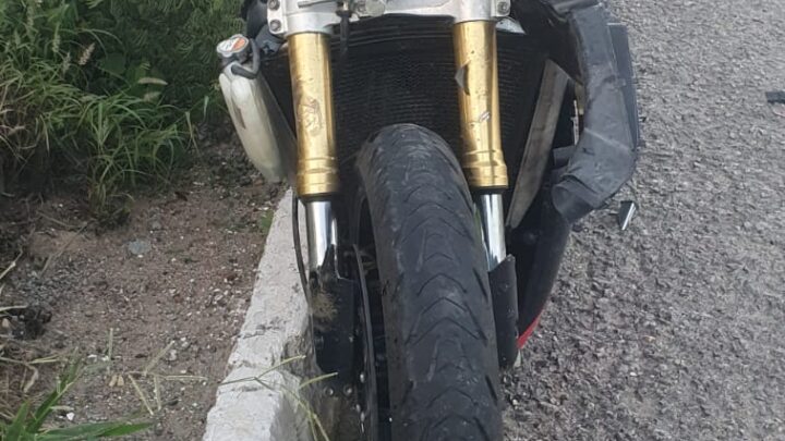 Moto colide na traseira de caminhonete na BR 232