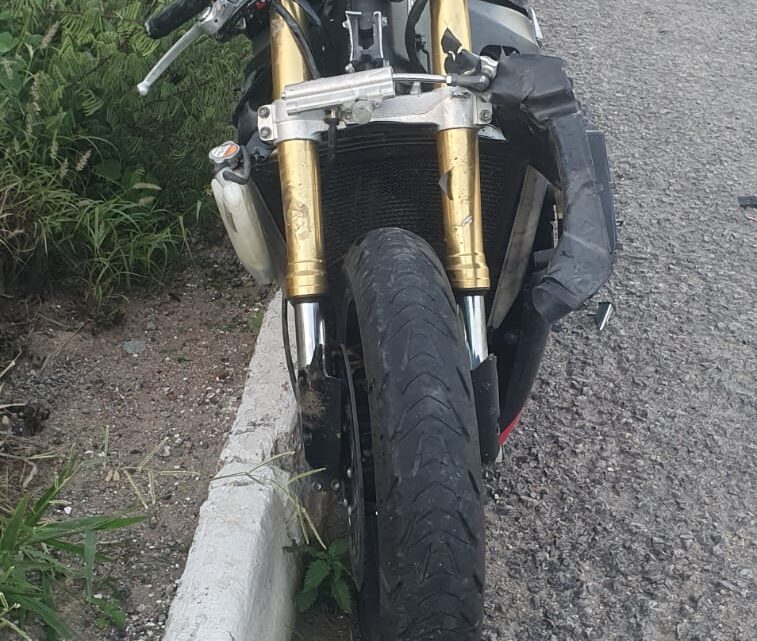 Moto colide na traseira de caminhonete na BR 232