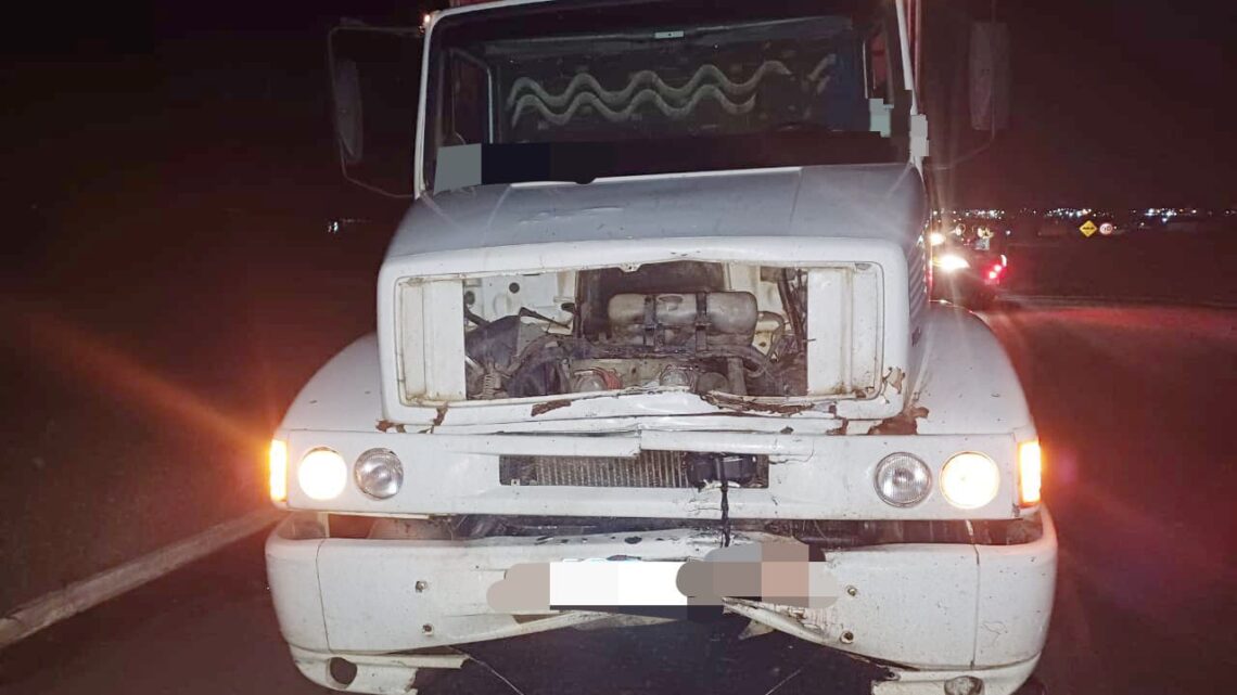 Colisão frontal entre caminhão e moto deixa uma pessoa morta na BR 232 Colisão frontal entre caminhão e moto deixa uma pessoa morta na BR 232