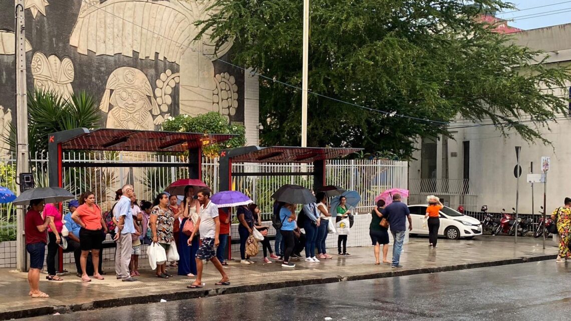 Prefeito Rodrigo Pinheiro entrega novos pontos de ônibus e relógios digitais