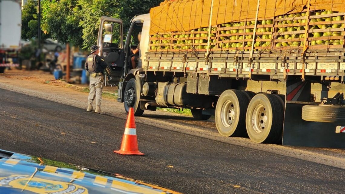PRF flagra o transporte de oito pessoas em cima de caminhão