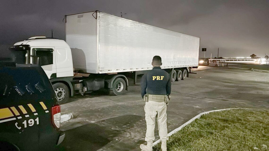 PRF apreende semirreboque clonado e motorista disse que alugou o caminhão PRF apreende semirreboque clonado e motorista disse que alugou o caminhão