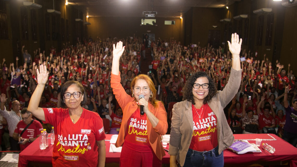 Trabalhadores em Educação aprovam em assembleia reajuste salarial negociado entre Sintepe e Governo Trabalhadores em Educação aprovam em assembleia reajuste salarial negociado entre Sintepe e Governo