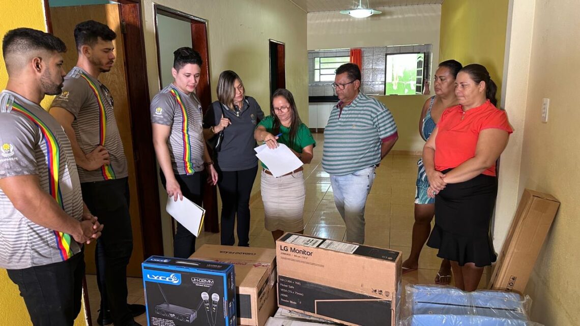 Equipe da Feapaes/PE entrega equipamentos as Apaes do estado