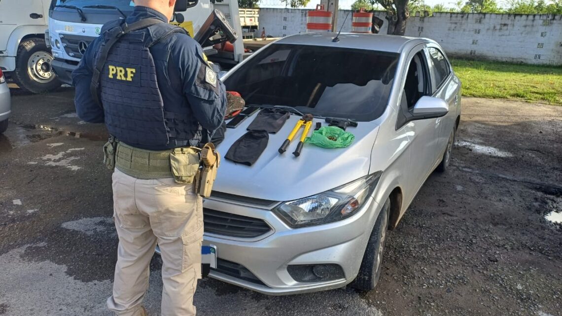 Motorista tenta fugir mas é detido com pistola, uniforme da polícia, touca balaclava e carro roubado Motorista tenta fugir mas é detido com pistola, uniforme da polícia, touca balaclava e carro roubado