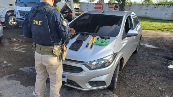 Motorista tenta fugir mas é detido com pistola, uniforme da polícia, touca balaclava e carro roubado