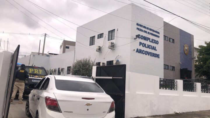 Dois procurados por homicídio em carro roubado são detidos pela PRF