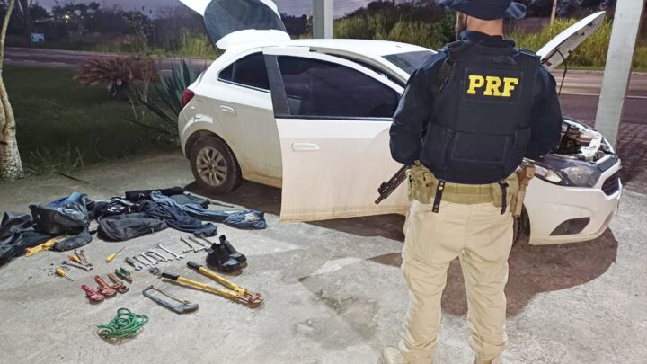 PRF detém trio com armas e carro roubado na BR 232